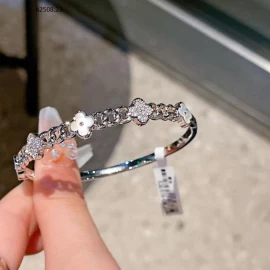 VÒNG TAY KIỂU HOA ĐÍNH ĐÁ SANG TRỌNG  - Giá sỉ 75k