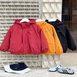 Áo khoác gió có mũ in chữ cho bé nhà  Elmo Baby Kids AMBB-Giá sỉ  sz 90-150 : 283k Sz 160 : 310k Sz 170 : 340k