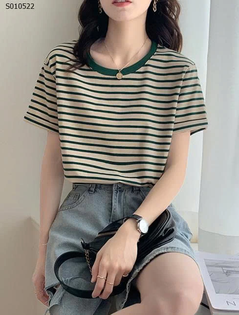 Áo phông kẻ sọc cổ tròn - 165,000