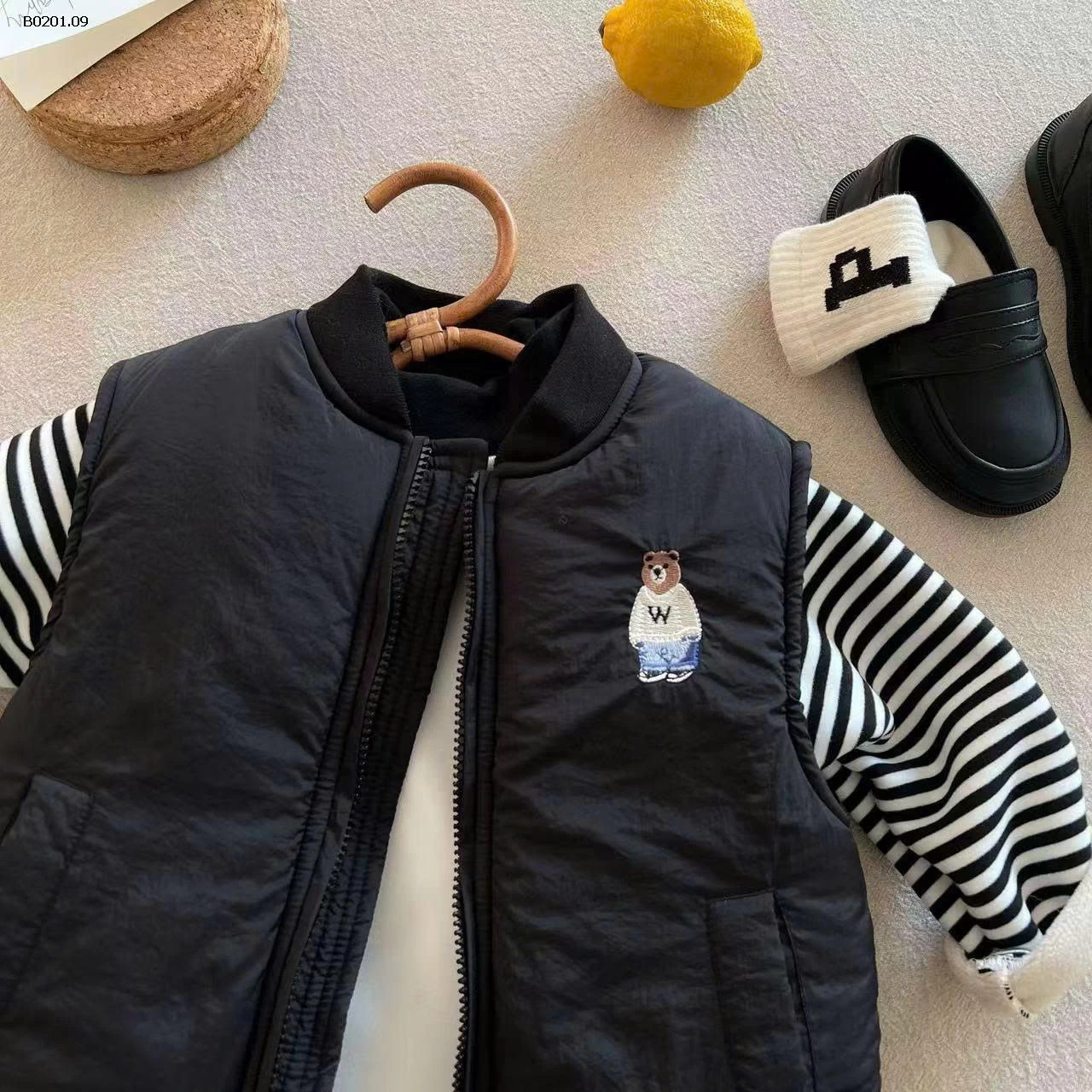 ÁO KHOÁC GILE  CHO BÉ -Giá sỉ  mẫu 1 - 2 : áo khoác gile phao : 165k mẫu 3 4 5 : gile len lông cừu : 148k