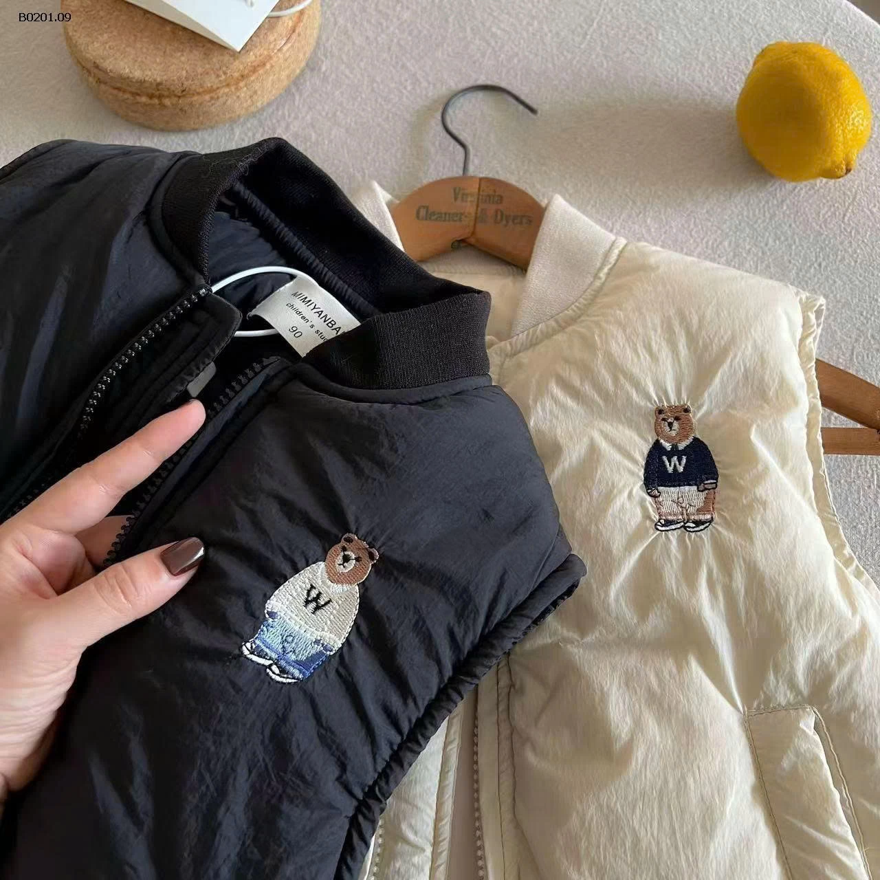 ÁO KHOÁC GILE  CHO BÉ -Giá sỉ  mẫu 1 - 2 : áo khoác gile phao : 165k mẫu 3 4 5 : gile len lông cừu : 148k