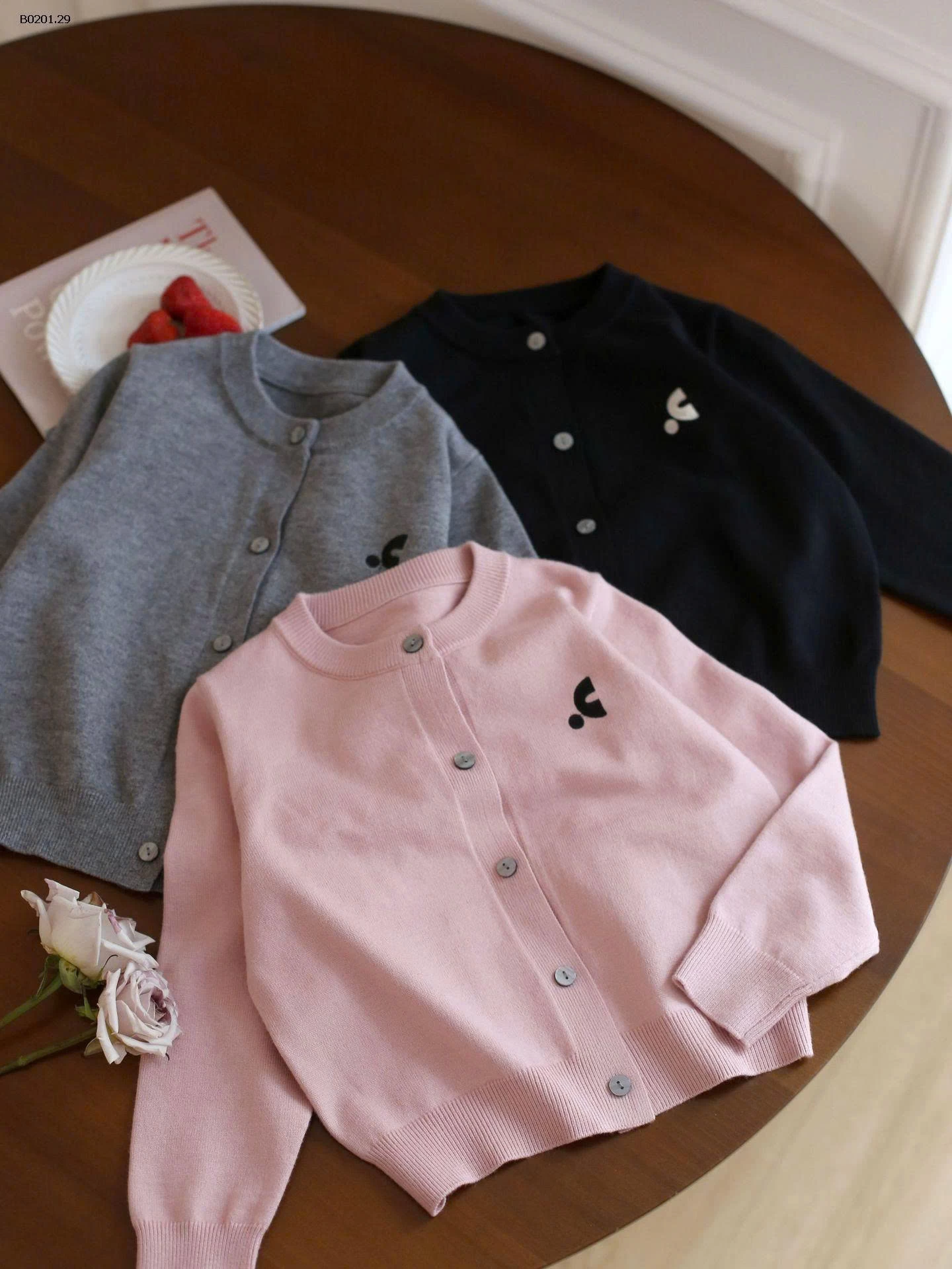 ÁO CARDIGAN LEN MỎNG AMBB 25A196 ĐÓNG CÚC -Giá sỉ sz 90-150: 153k  sz 160: 162k 