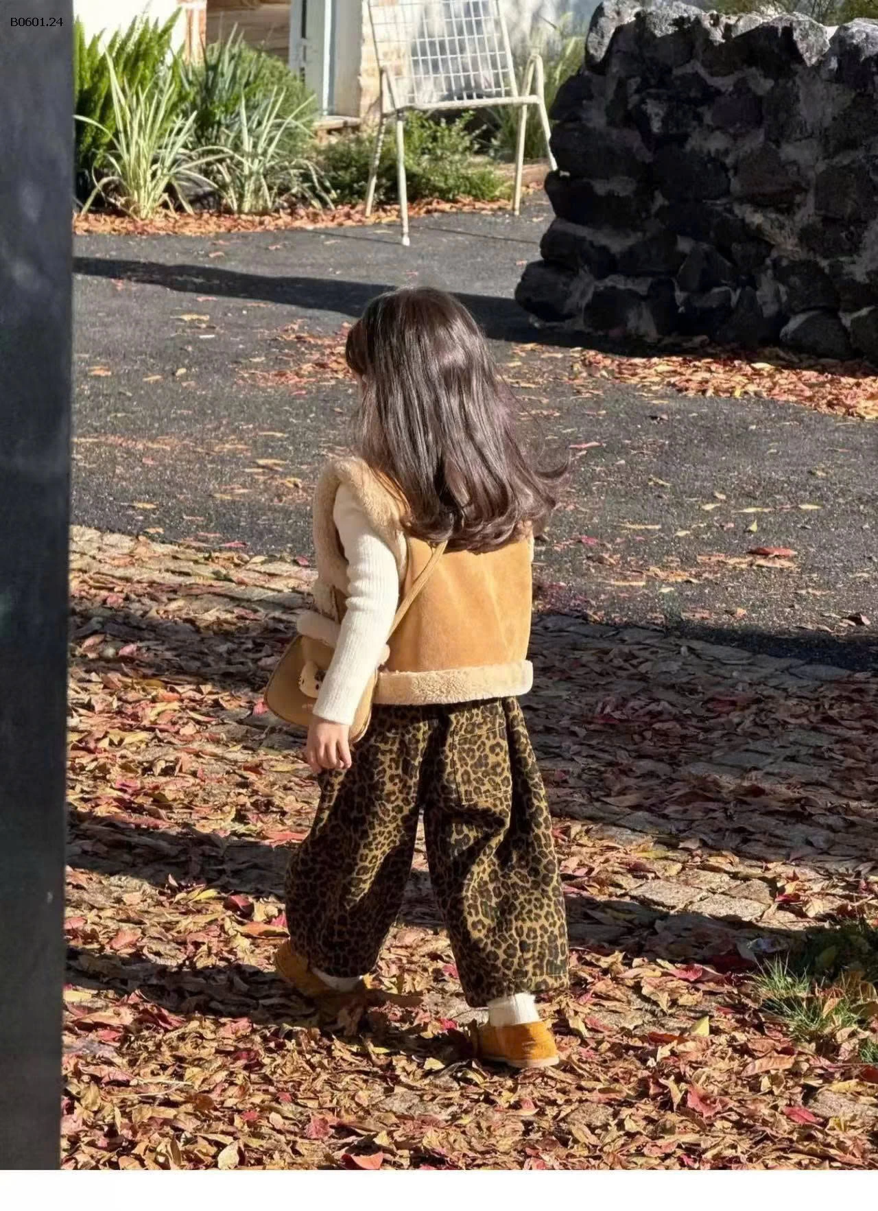 Set 3 món cho bé IU  -sỉ Áo gile+túi : 235k                     Quần : 200k                   Áo len : 195k