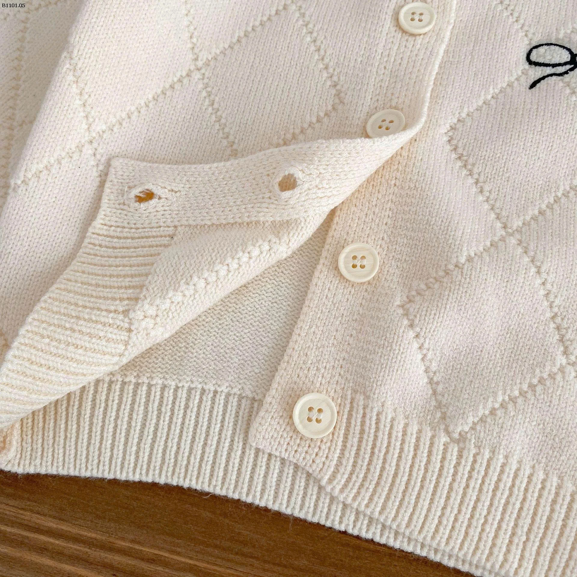 Bộ đồ hai mảnh cho bé gái kiểu dáng mới mùa thu 2025 - giá sỉ như sau  áo : 210k quần : 135k cả set : 330k