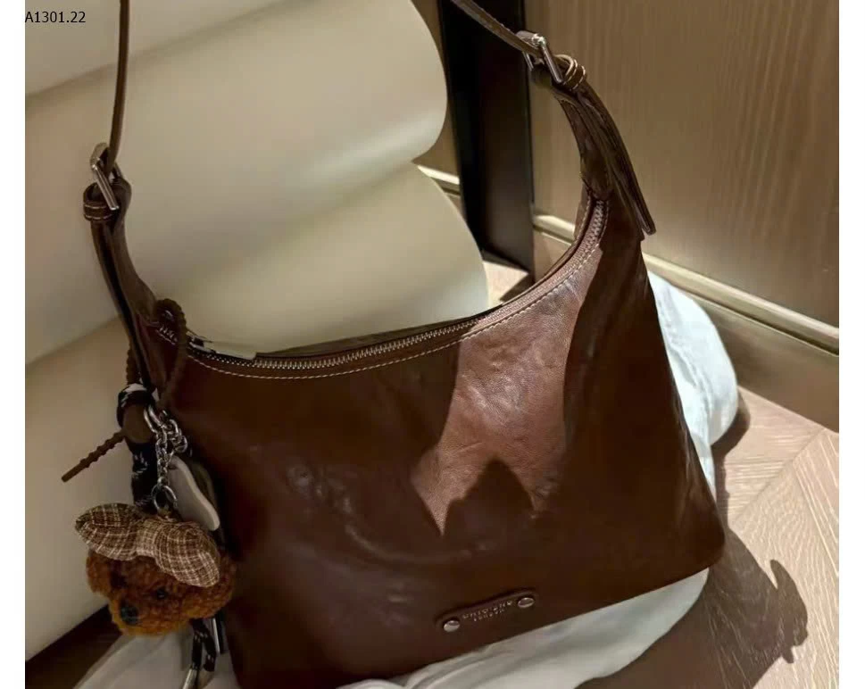 TÚI XÁCH CHIO’2ND KẸP NÁCH KÈM CHARM GẤU NÂU  - sỉ 255k