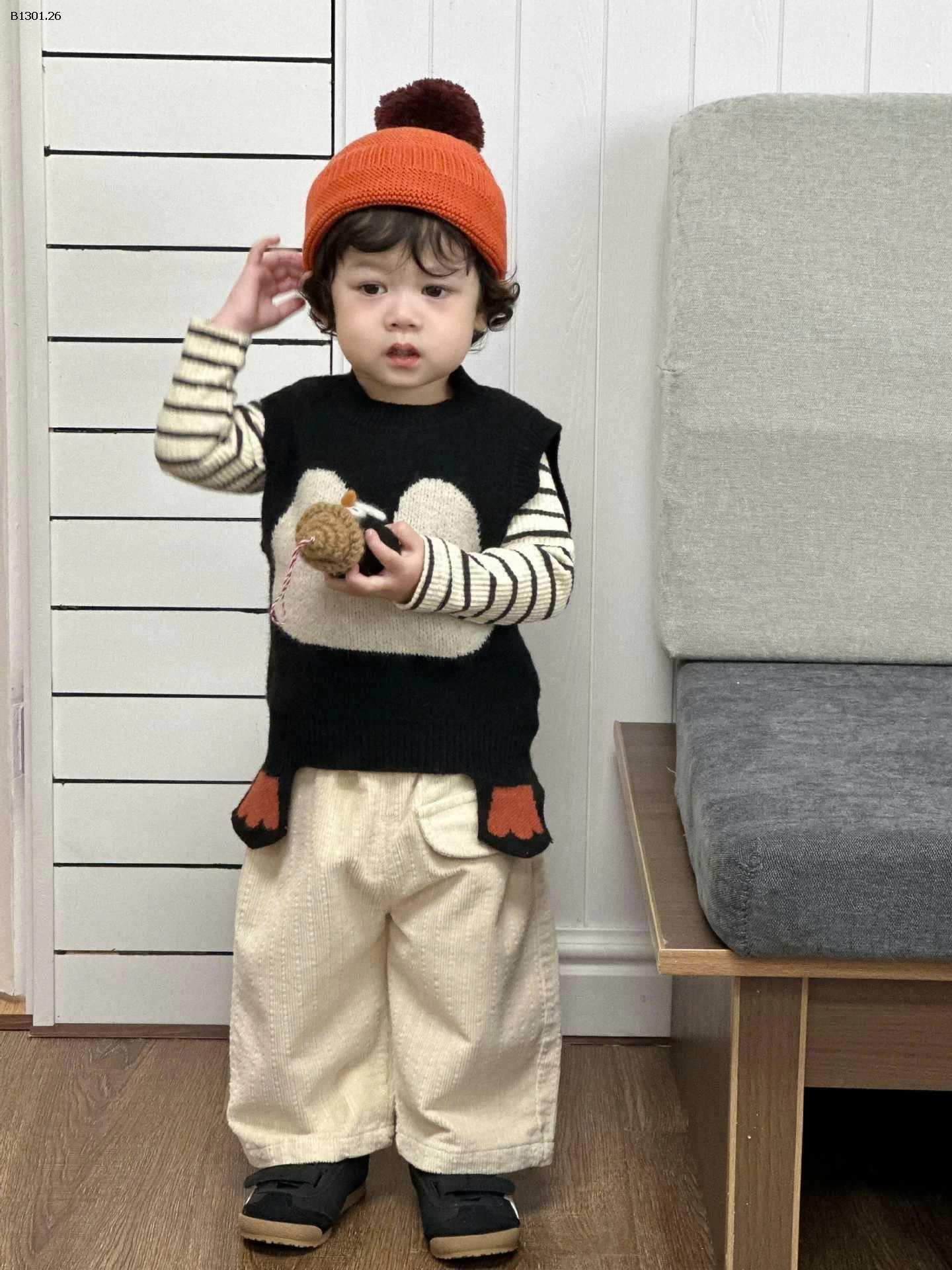 Áo len hình chim cánh cụt con, quần áo trẻ em kiểu mới mùa xuân-Giá sỉ như sau  Áo gile dệt kim : 167k Áo kẻ sọc nền : 159k Quần : 172k