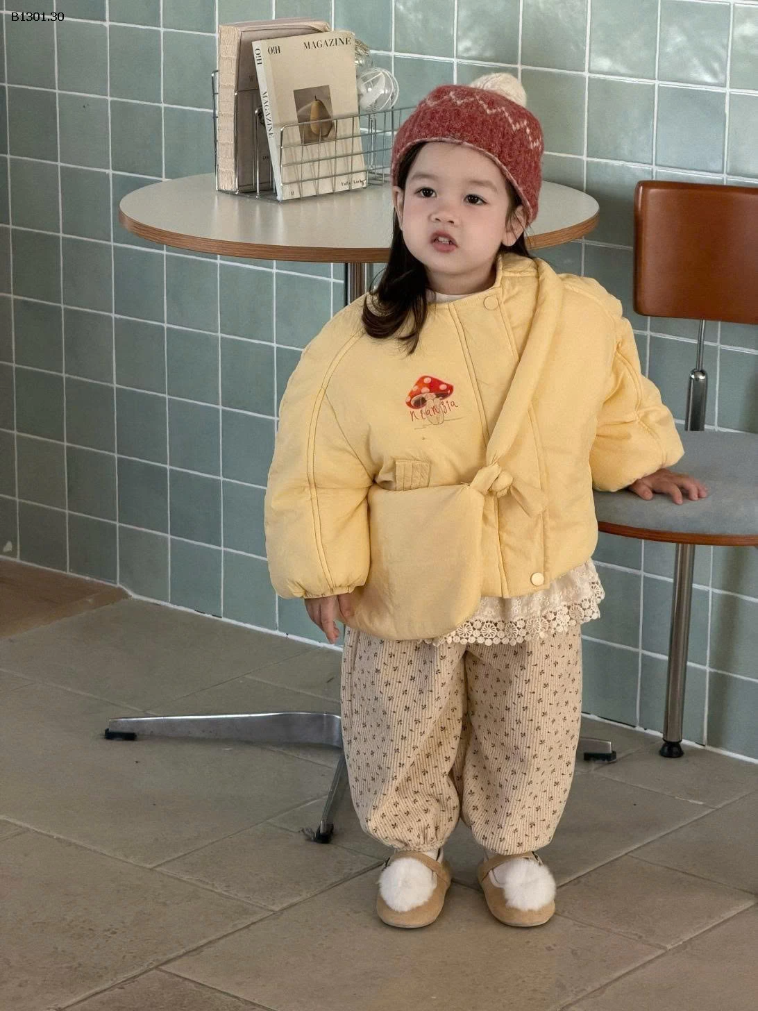 Áo khoác bông dày dặn cho bé gái, áo mùa đông ấm áp -Giá sỉ như sau  Áo khoác cotton màu vàng (kèm túi)  : 294k Áo lót giữ nhiệt có lớp lót lông cừu : 195k Quần chấm bi lót lông cừu :  205k